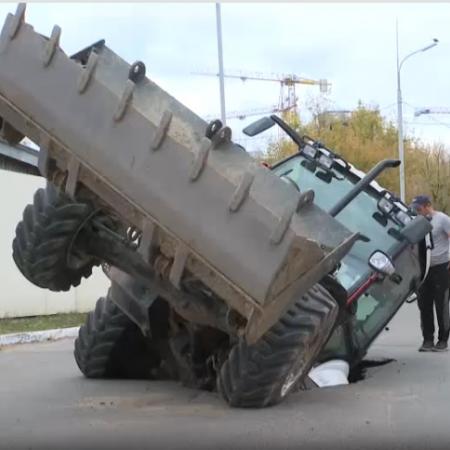 В Казани под асфальт провалился многотонный трактор с водителем