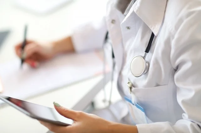 
        Штрафы и пени за одиночество. В России хотят обязать рожать детей    