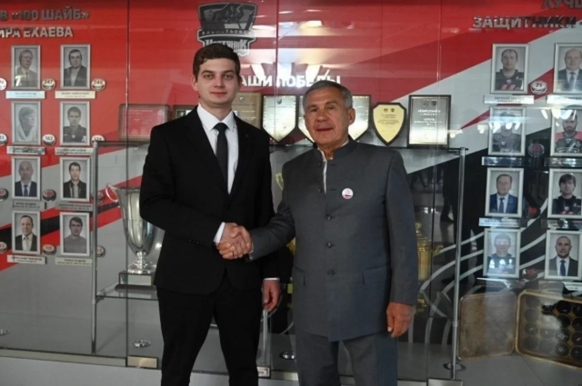 
        Минниханов опубликовал фото с лучшим токарем России    