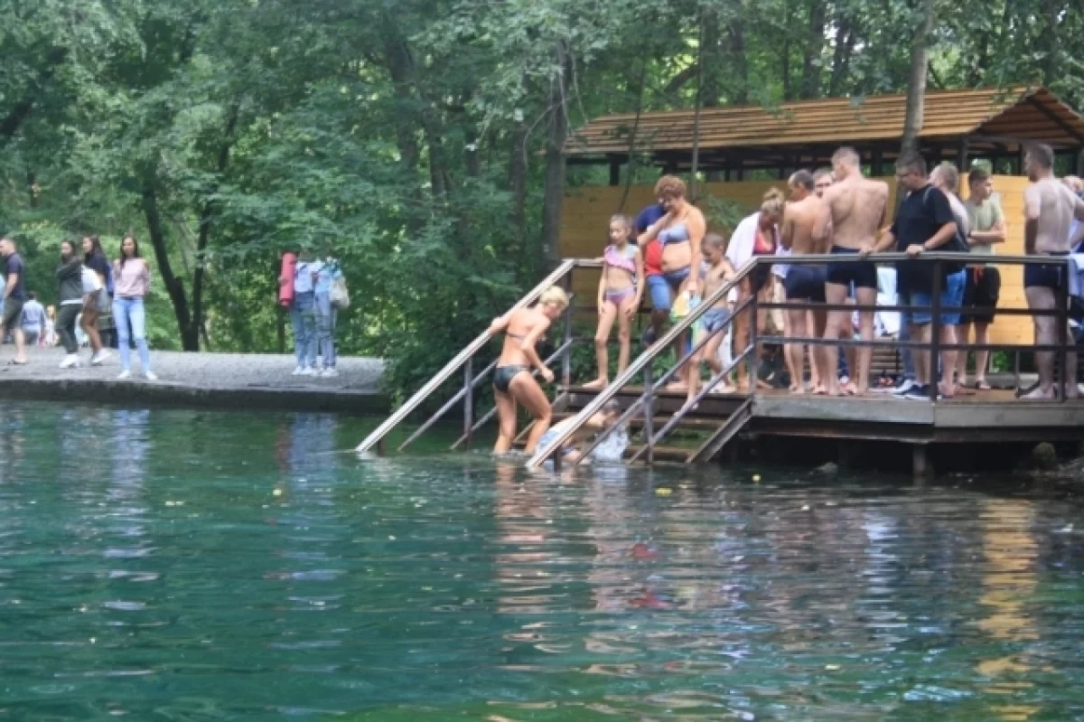 
        Нагадили донельзя. Вход на Голубые озера в Казани сделают платным    