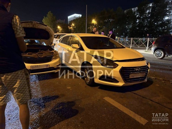 Появились фото ДТП в Казани, где насмерть сбили мужчину, менявшего колесо