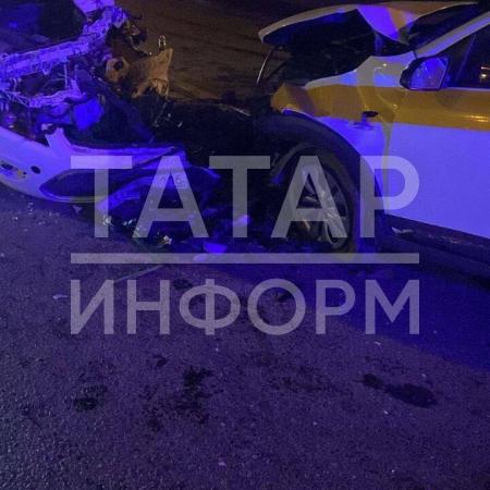 В Казани такси столкнулось с легковушкой, пятеро пострадали, среди них дети