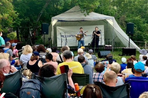 
        Пой свою мелодию! Певица о бардах, бизнесе и необитаемом острове    