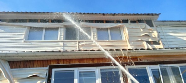 В Кукморском районе пожарные предотвратили распространение огня на жилой дом