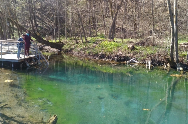 
        Нагадили донельзя. Вход на Голубые озера в Казани сделают платным    