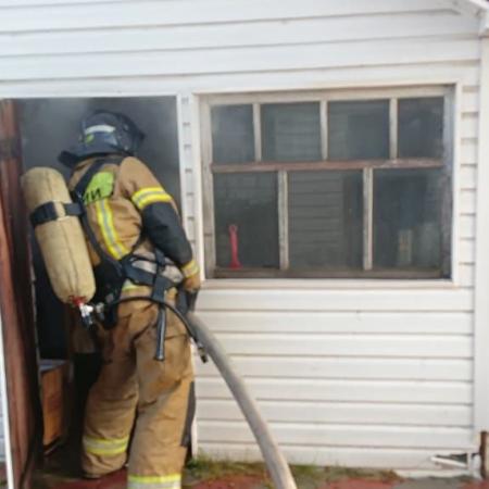 В Кукморском районе пожарные предотвратили распространение огня на жилой дом