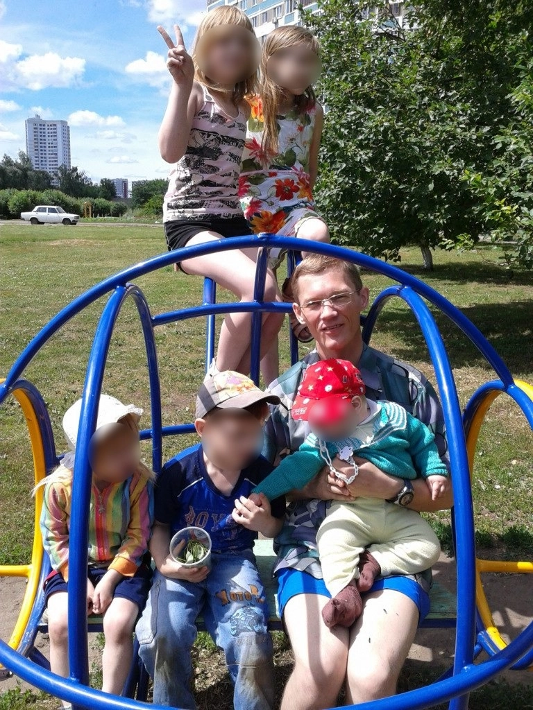 
        Ушёл от жены, стал Авраамом. Челны проводили отца 14 детей, павшего в бою    