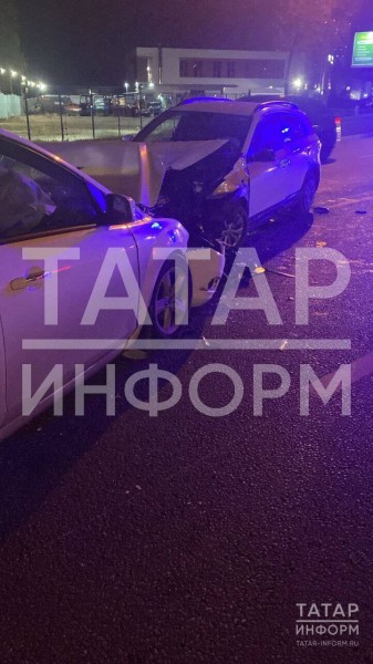В Казани такси столкнулось с легковушкой, пятеро пострадали, среди них дети