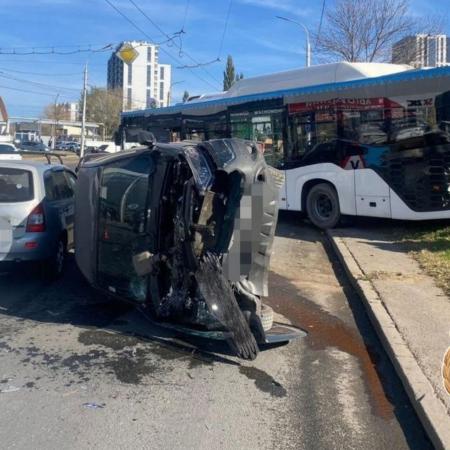 В Уфе автобус снёс 13 автомобилей