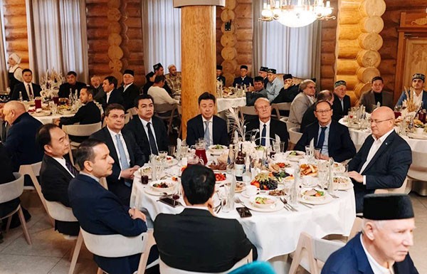 Минниханов и Мухаметшин приехали на поминки народного поэта Татарстана Разиля Валеева (ФОТО) Минниханов и Мухаметшин приехали на поминки народного поэта Татарстана Разиля Валеева (ФОТО)