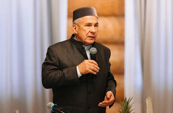 Минниханов и Мухаметшин приехали на поминки народного поэта Татарстана Разиля Валеева (ФОТО) Минниханов и Мухаметшин приехали на поминки народного поэта Татарстана Разиля Валеева (ФОТО)