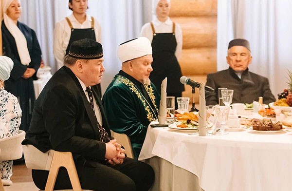 Минниханов и Мухаметшин приехали на поминки народного поэта Татарстана Разиля Валеева (ФОТО) Минниханов и Мухаметшин приехали на поминки народного поэта Татарстана Разиля Валеева (ФОТО)