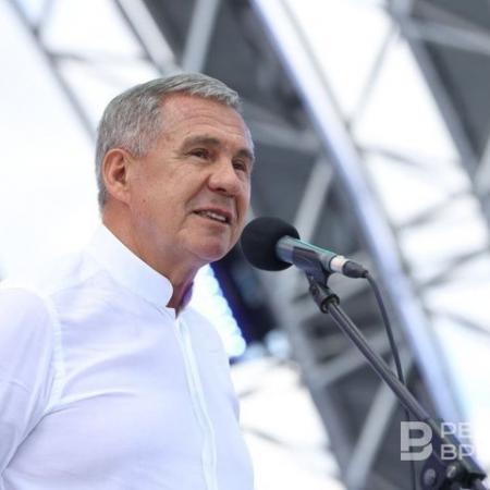 Рустам Минниханов поздравил жителей Татарстана с Днем Конституции