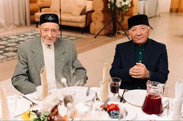 Минниханов и Мухаметшин приехали на поминки народного поэта Татарстана Разиля Валеева (ФОТО) Минниханов и Мухаметшин приехали на поминки народного поэта Татарстана Разиля Валеева (ФОТО)