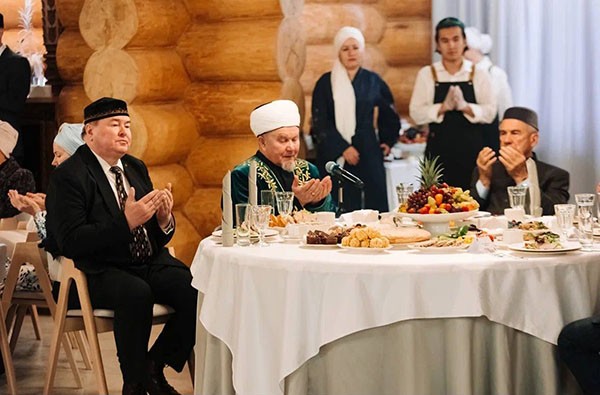 Минниханов и Мухаметшин приехали на поминки народного поэта Татарстана Разиля Валеева (ФОТО) Минниханов и Мухаметшин приехали на поминки народного поэта Татарстана Разиля Валеева (ФОТО)