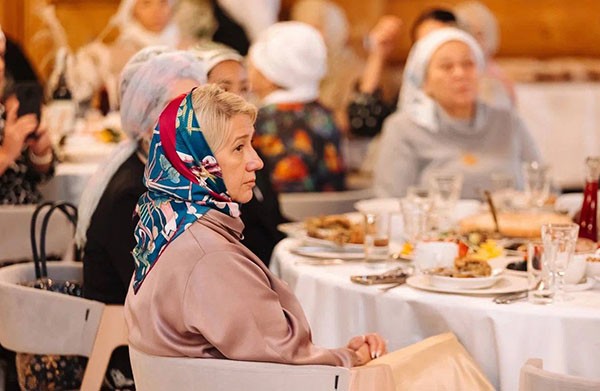 Минниханов и Мухаметшин приехали на поминки народного поэта Татарстана Разиля Валеева (ФОТО) Минниханов и Мухаметшин приехали на поминки народного поэта Татарстана Разиля Валеева (ФОТО)