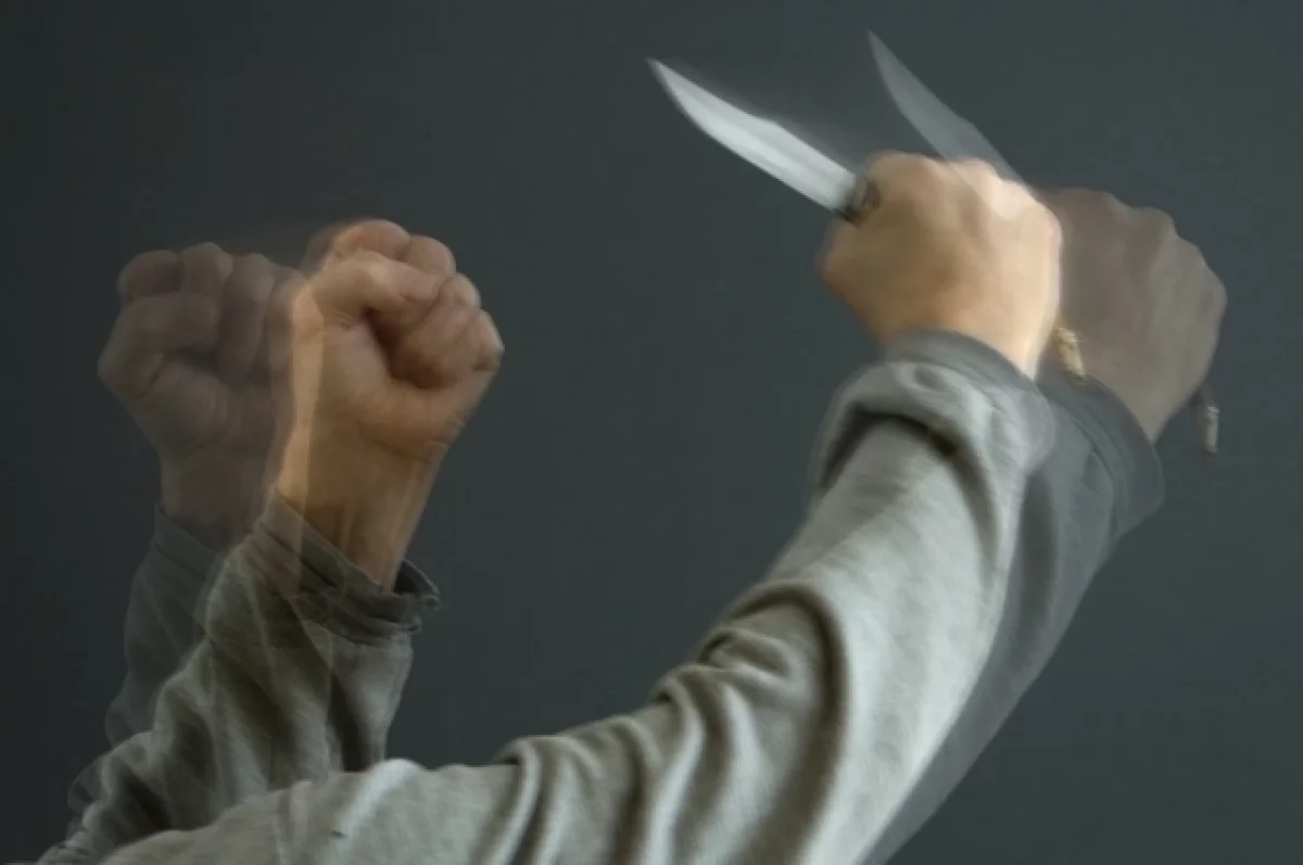 
        В Казани таксист изрезал ножом пассажира с детьми из-за отказа платить    