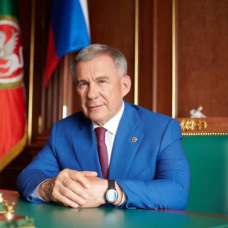 Рустам Минниханов поздравил татарстанцев с Днем государственного флага РТ