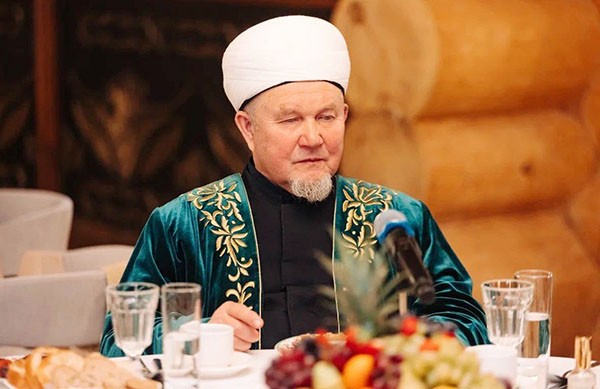 Минниханов и Мухаметшин приехали на поминки народного поэта Татарстана Разиля Валеева (ФОТО) Минниханов и Мухаметшин приехали на поминки народного поэта Татарстана Разиля Валеева (ФОТО)