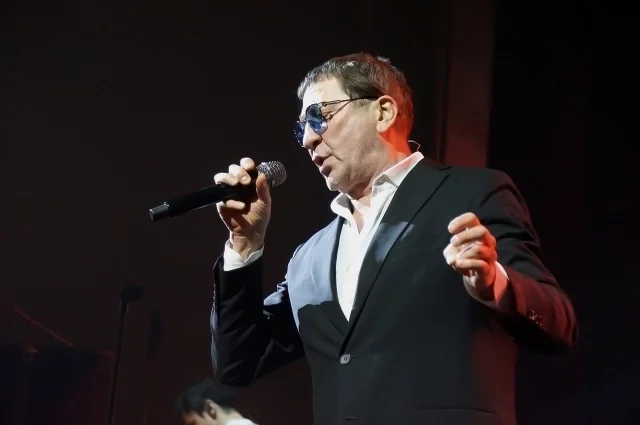 
Тысячи казанцев стоят в очереди на улице ради концерта МакSим    