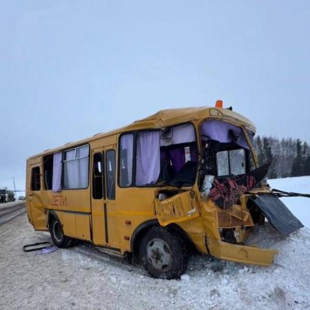 Школьный автобус в Башкирии столкнулся с бензовозом