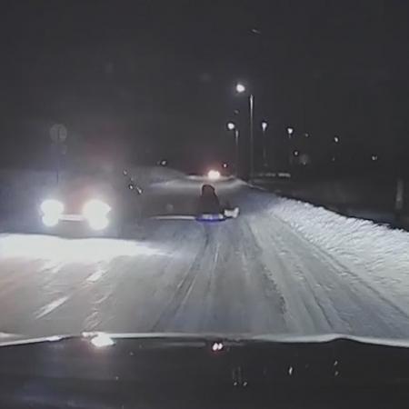 В Красноярске девушка попала под колеса авто во время катания на тюбинге (ВИДЕО)