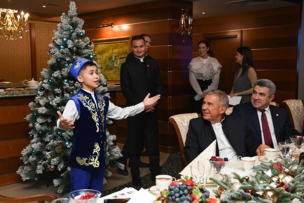 Звезды &laquo;Шаян ТВ&raquo; встретились с Рустамом Миннихановым (ФОТО)