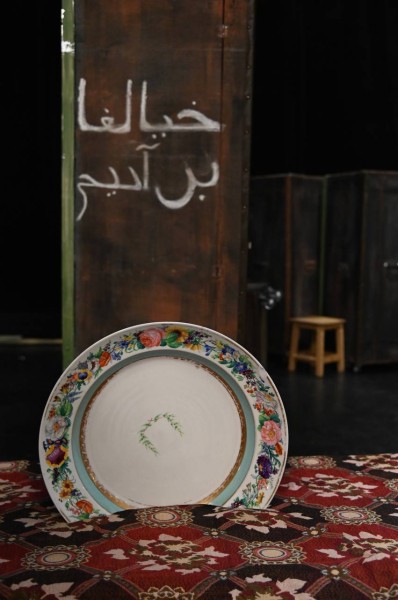 Тарелку Карима Тинчурина Равиль Шарафеев вручил театру Тинчурина