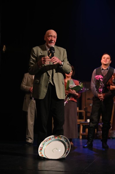 Тарелку Карима Тинчурина Равиль Шарафеев вручил театру Тинчурина