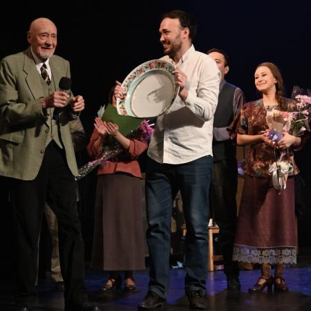 Тарелку Карима Тинчурина Равиль Шарафеев вручил театру Тинчурина