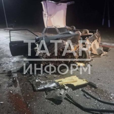 В Татарстане лоб в лоб столкнулись две «Лады», два человека пострадали В Татарстане лоб в лоб столкнулись две «Лады», два человека пострадали