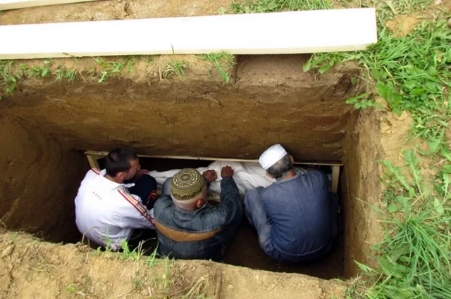 
        Цветы усопшему не помогут. Как поминают татары-мусульмане умерших близких?    