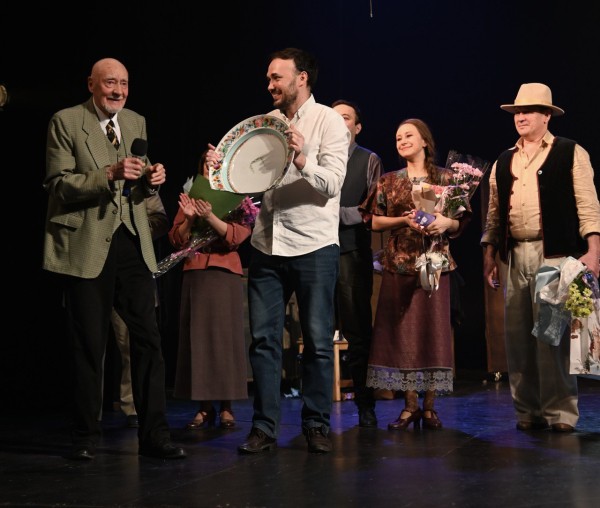 Тарелку Карима Тинчурина Равиль Шарафеев вручил театру Тинчурина