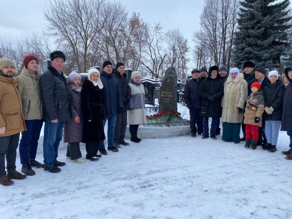 В Казани почтили память легендарного татарского певца Ильгама Шакирова (ФОТО)