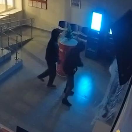 Погуляли в Альметьевске: четверо челнинцев обнесли офис оператора связи (ВИДЕО) Погуляли в Альметьевске: четверо челнинцев обнесли офис оператора связи (ВИДЕО)