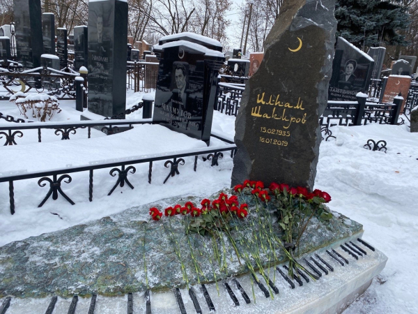 В Казани почтили память легендарного татарского певца Ильгама Шакирова (ФОТО)