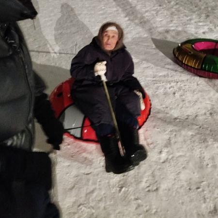 В Челнах 90-летняя мать известной певицы прокатилась на «ватрушке» В Челнах 90-летняя мать известной певицы прокатилась на «ватрушке»