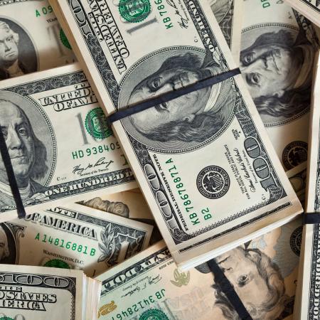 Пенсионер из Москвы выбросил 100 тысяч долларов с балкона по указанию мошенников Пенсионер из Москвы выбросил 100 тысяч долларов с балкона по указанию мошенников