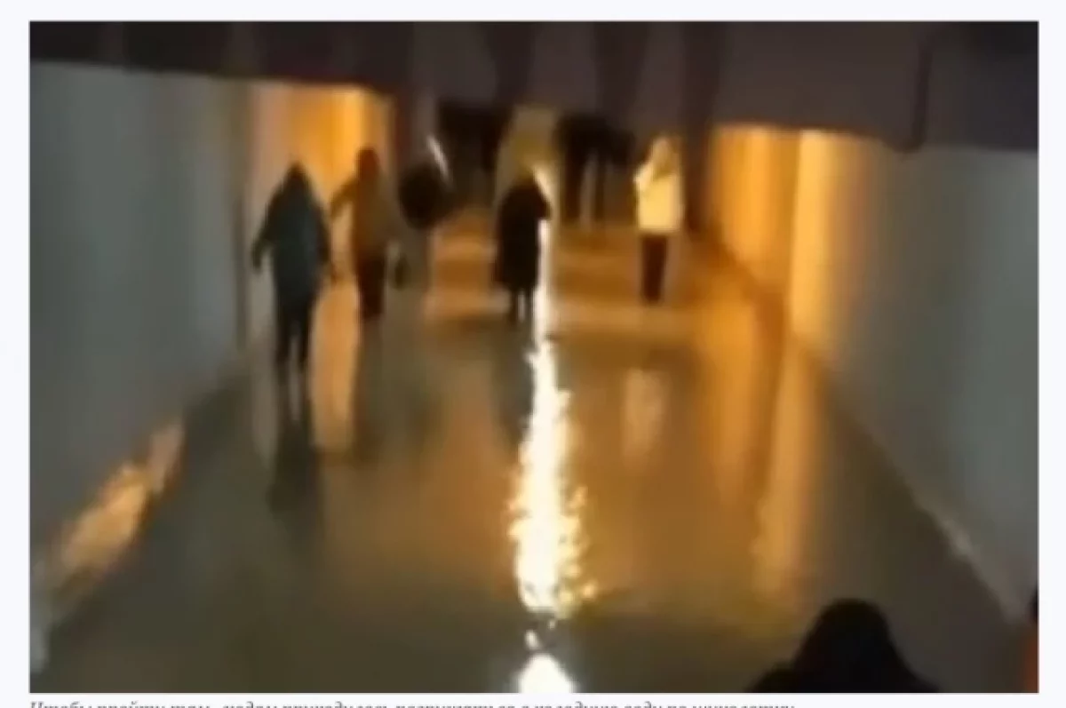 
        В Казани затопило подземный переход    