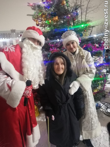 В Челнах 90-летняя мать известной певицы прокатилась на «ватрушке» В Челнах 90-летняя мать известной певицы прокатилась на «ватрушке»