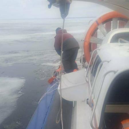 На реке Кама под лед провалился снегоход, его водитель утонул На реке Кама под лед провалился снегоход, его водитель утонул