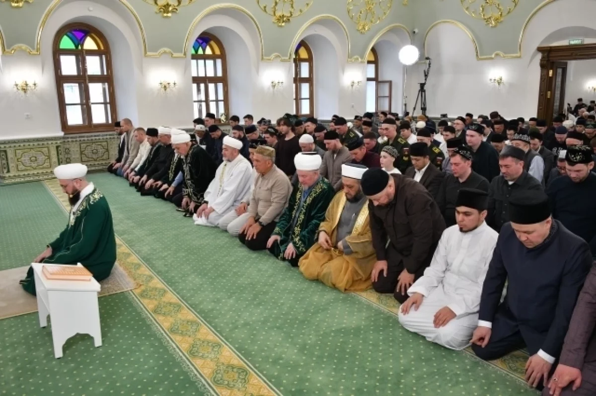 
        Посох Марджани, телеграмма Путина - как отмечают Ураза-байрам в Казани    