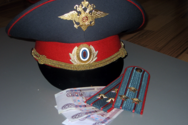 
        Позолоти погон. Офицеры МВД &laquo;продавали&raquo; госконтракты за подарки    