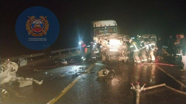 На трассе в РТ цементовоз врезался в легковушки на светофоре, четыре человека погибли (ФОТО)