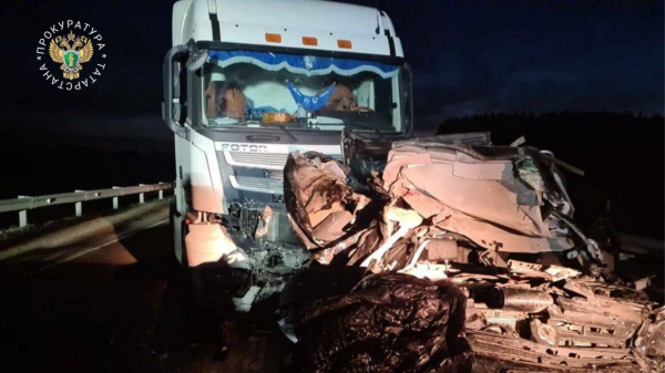 На трассе в РТ цементовоз врезался в легковушки на светофоре, четыре человека погибли (ФОТО)