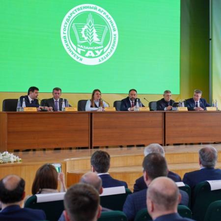 Коллективу Казанского государственного аграрного университета представили нового руководителя Коллективу Казанского государственного аграрного университета представили нового руководителя