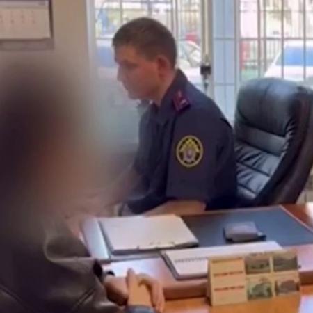 "Вылезла на подоконник и просила о помощи". В Воронеже девочка три дня провела без еды и воды, пока ее мать веселилась "Вылезла на подоконник и просила о помощи". В Воронеже девочка три дня провела без еды и воды, пока ее мать веселилась