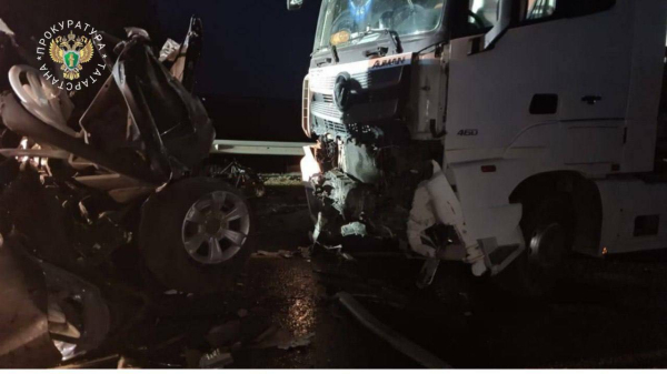 На трассе в РТ цементовоз врезался в легковушки на светофоре, четыре человека погибли (ФОТО)