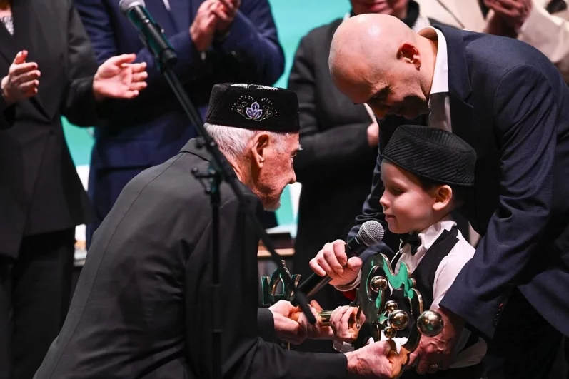 
        Какую женщину Тукай считал вторым солнцем?    