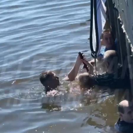 В Свияжске прохожие спасли малыша, который вместе с коляской упал в реку (ВИДЕО)